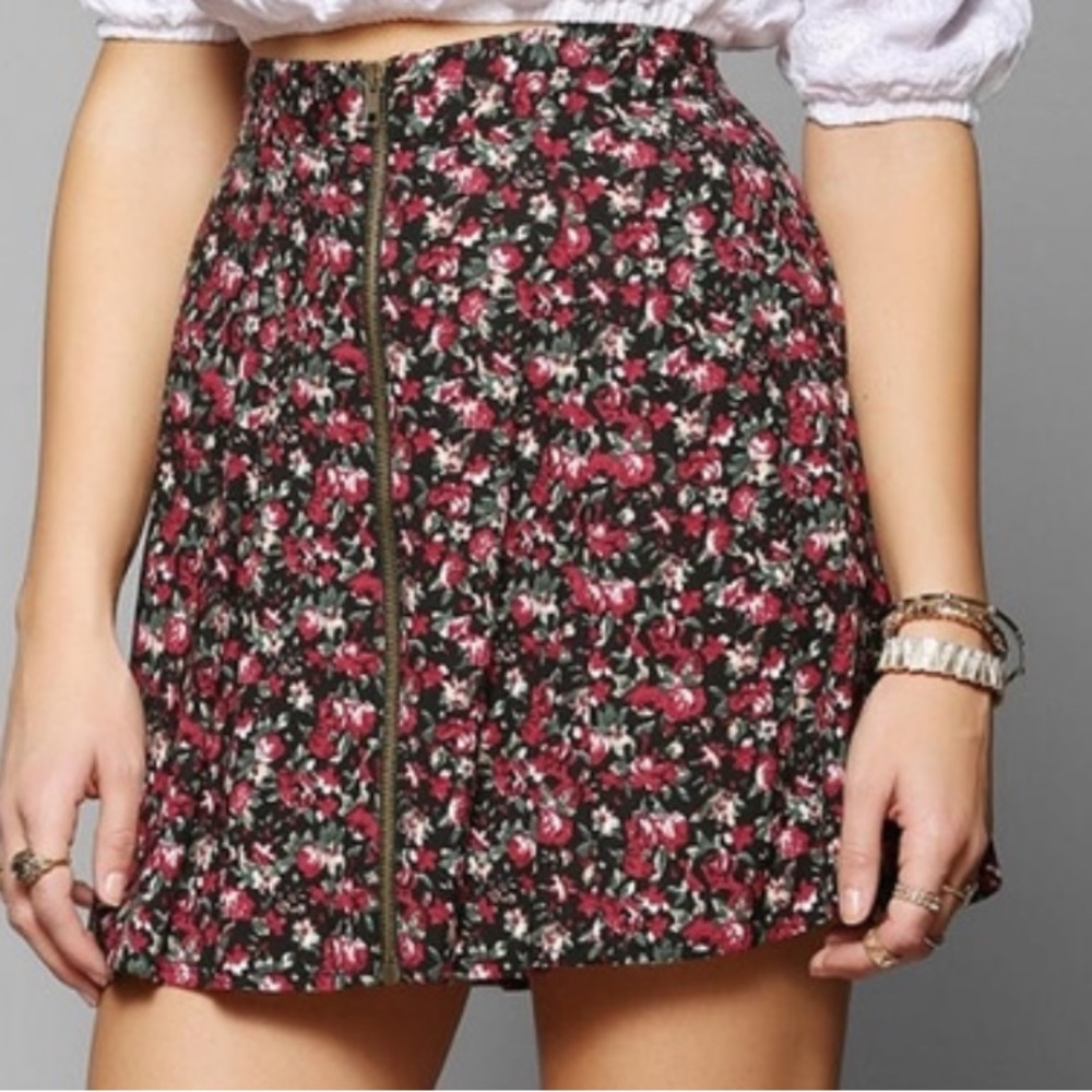 ⭐️ UO Floral Zip Down Skaters Skirt